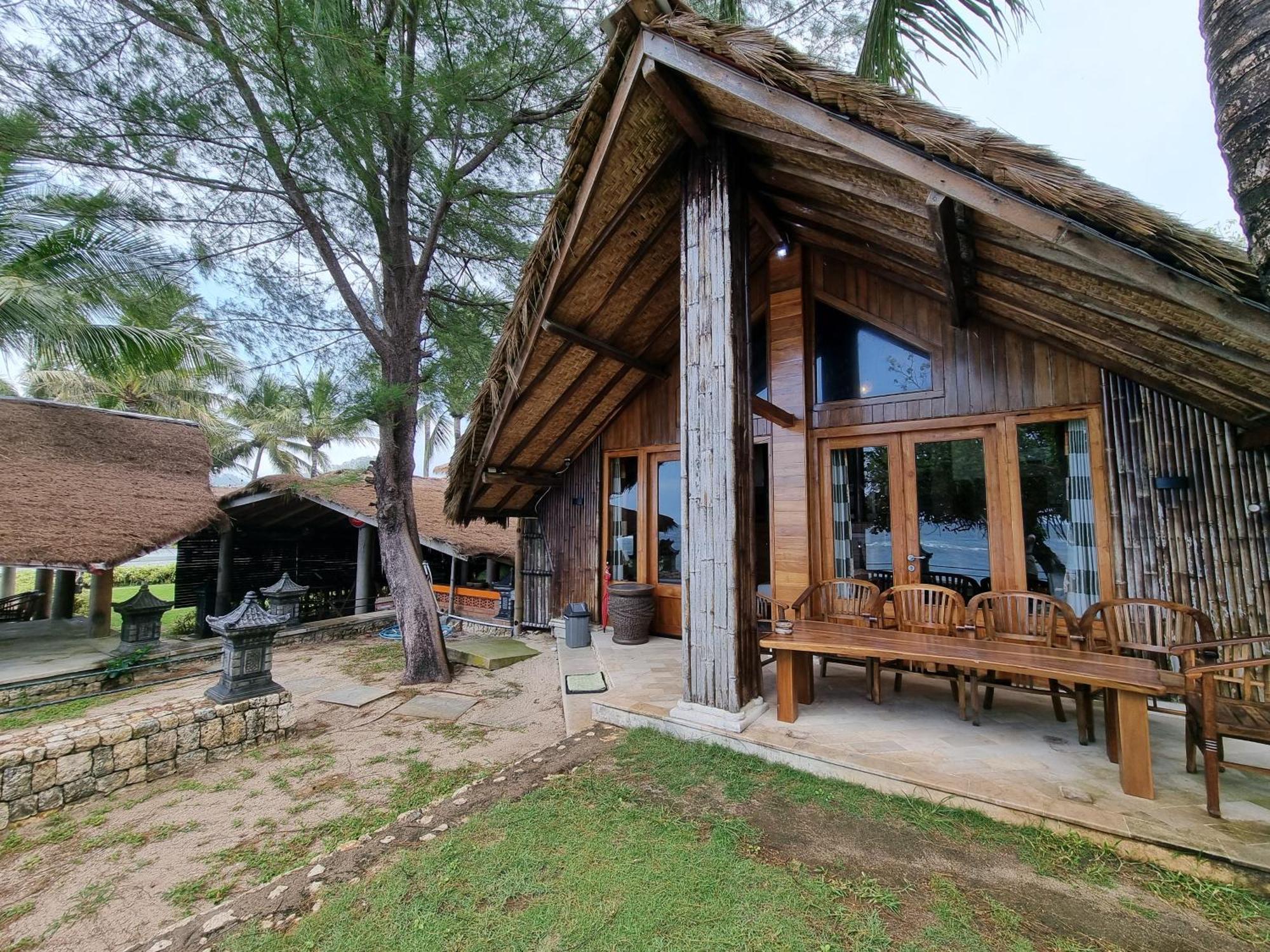 Istana Ombak Eco Resort Pacitan Kültér fotó