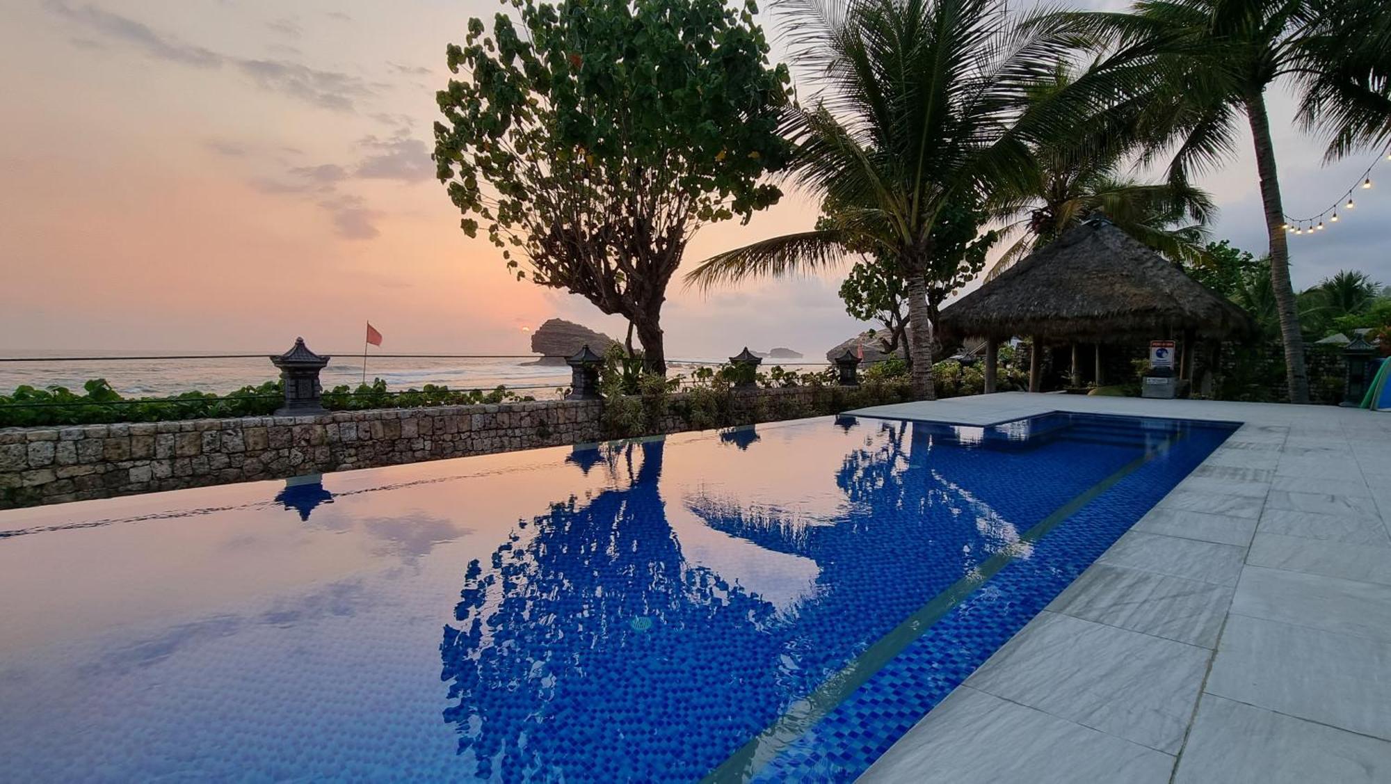 Istana Ombak Eco Resort Pacitan Kültér fotó