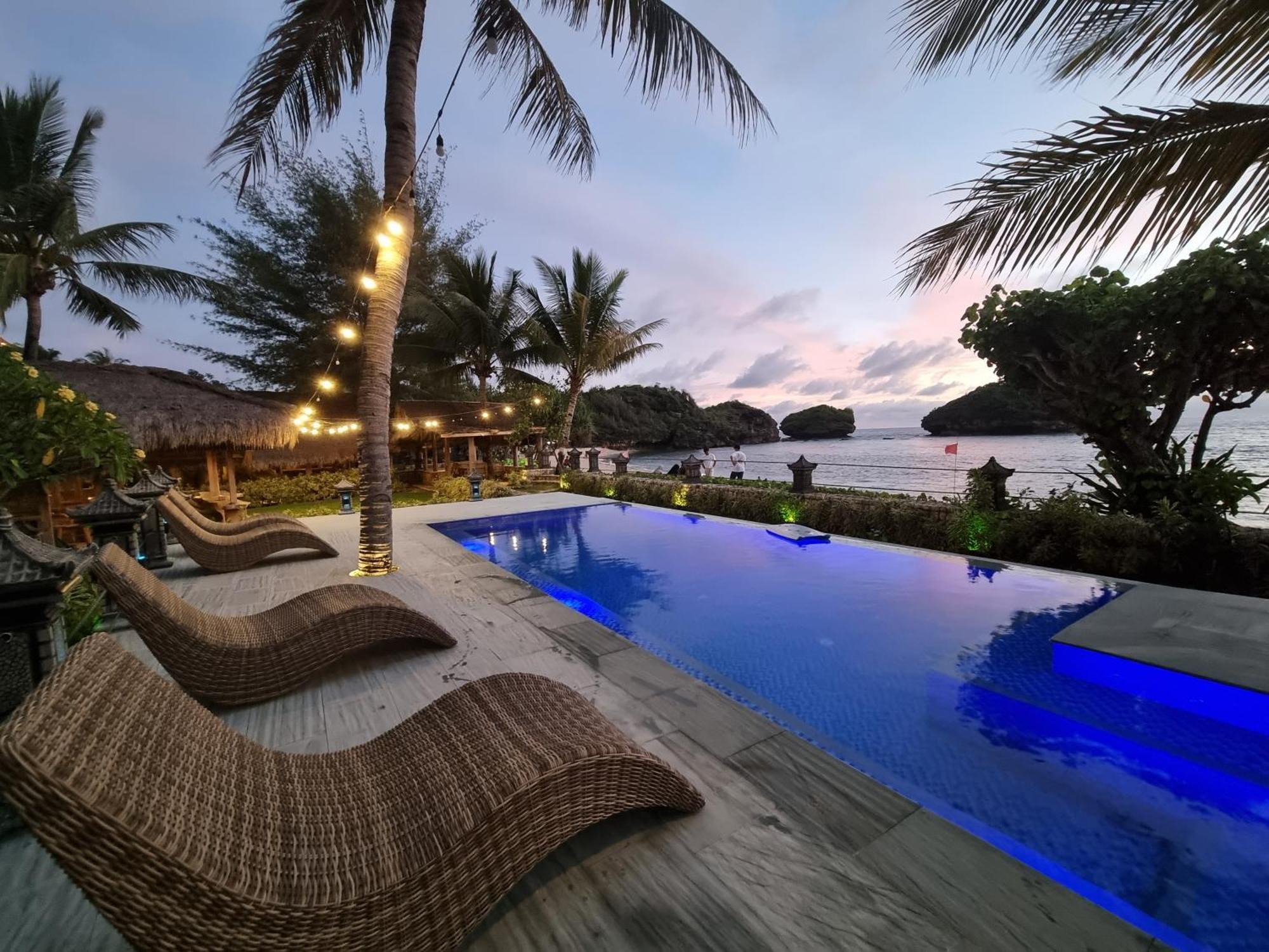 Istana Ombak Eco Resort Pacitan Kültér fotó