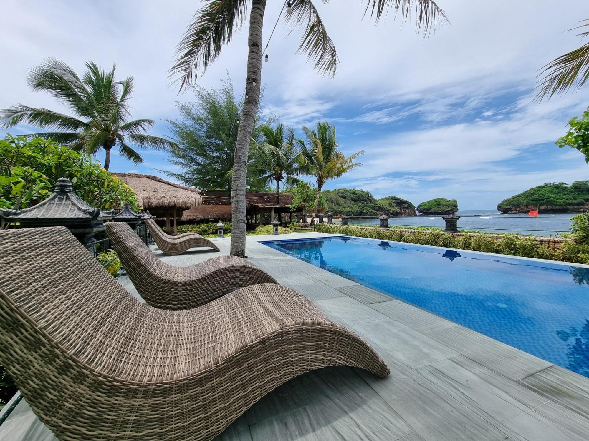Istana Ombak Eco Resort Pacitan Kültér fotó