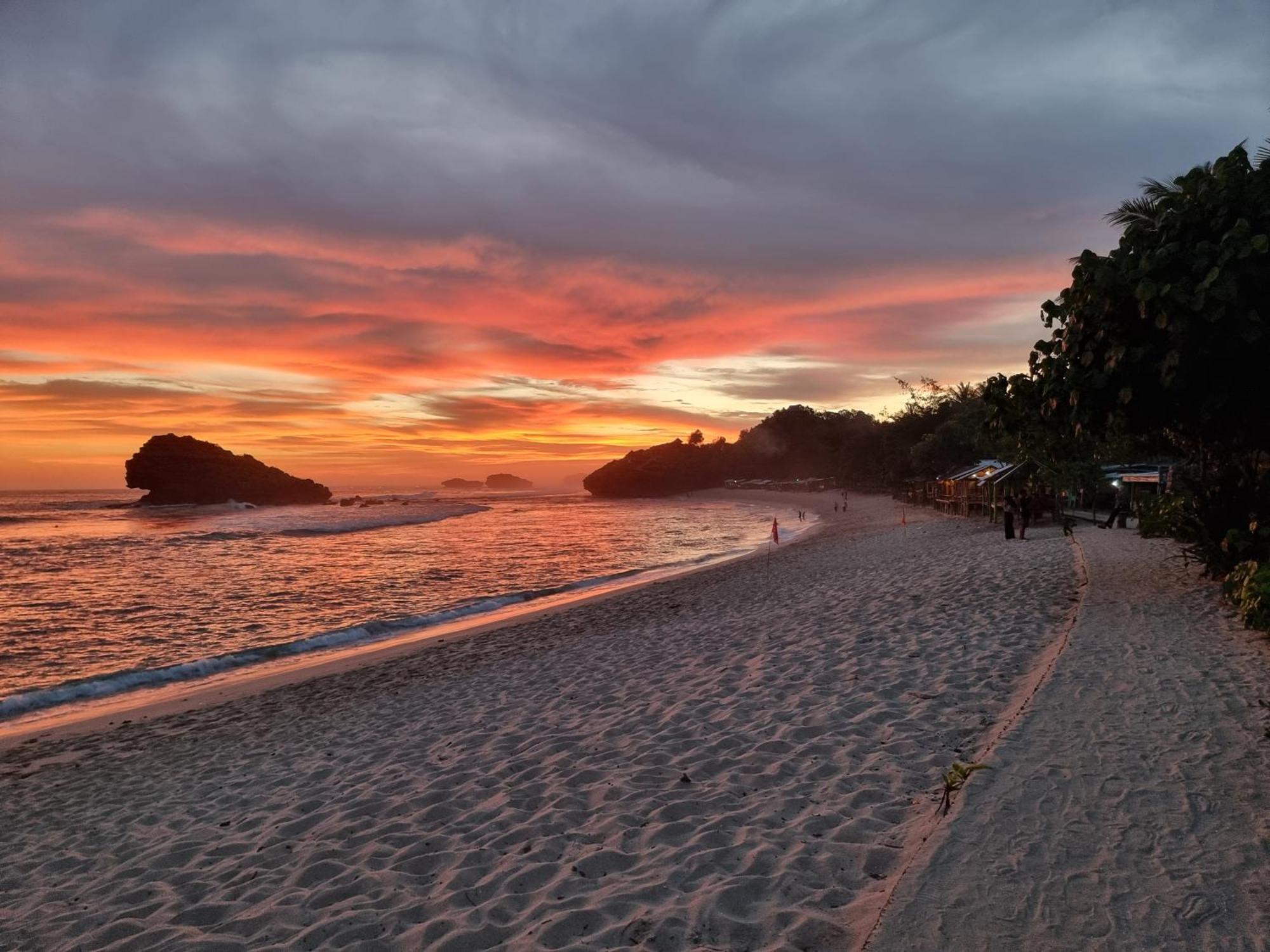 Istana Ombak Eco Resort Pacitan Kültér fotó